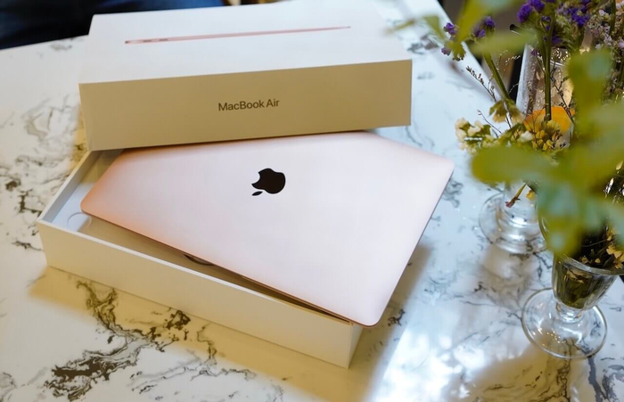 MacBook Air M1 8GB 256GB 99% tại Oneway vẫn giữ được thiết kế sang trọng, tinh tế và rất hạn chế vết xước