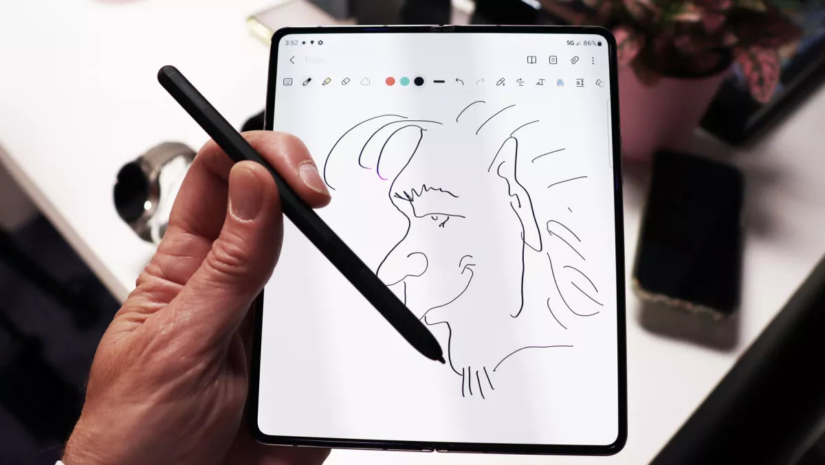 Bút S Pen chỉ hoạt động trên màn hình gập lớn