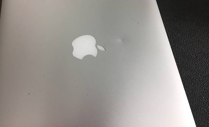 MacBook có vết lõm