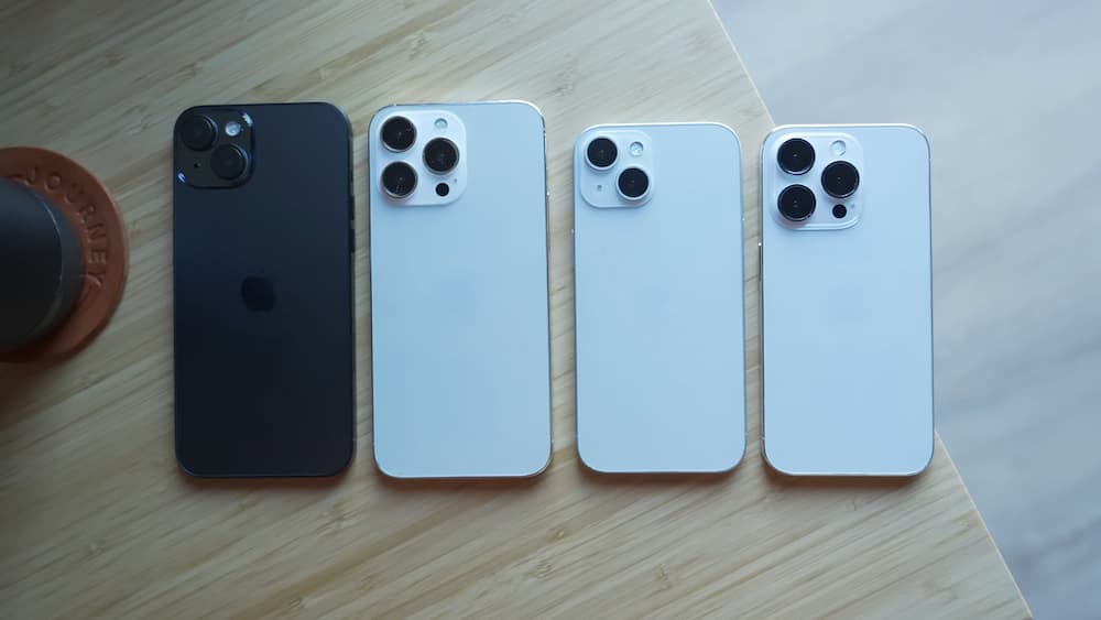 Từ trái qua, mặt lưng máy mẫu iPhone 15 Plus, iPhone 15 Pro Max, iPhone 15, iPhone 15 Pro