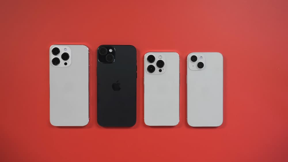 Máy mẫu dòng iPhone 15, từ trái sang phải iPhone 15 Pro Max, iPhone 15 Pro, iPhone 15 Plus, iPhone 15