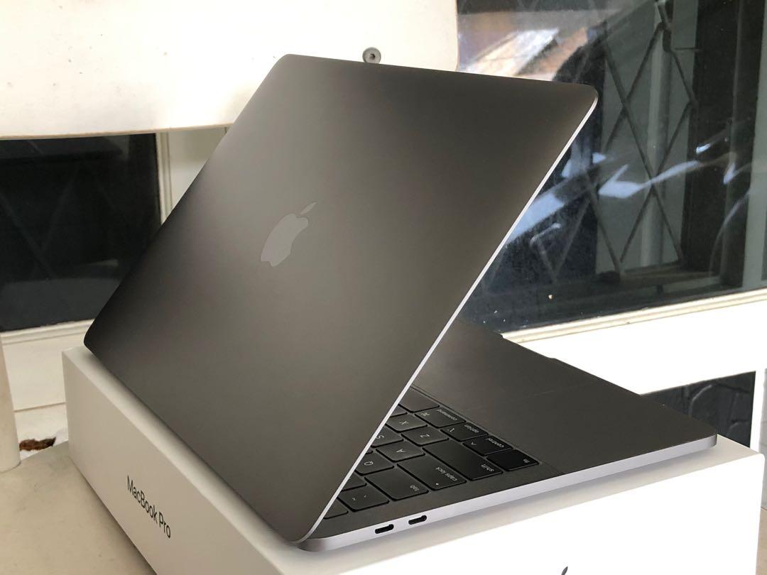 MacBook Pro 2018 - MR9R2 cũ với RAM 8G, ổ cứng 512GB cho bạn một không gian lưu trữ thông tin tài liệu hoàn hảo, card đồ họa Intel Iris Plus Graphics 655 hỗ trợ lí tưởng cho công việc thiết kế đồ họa của bạn.