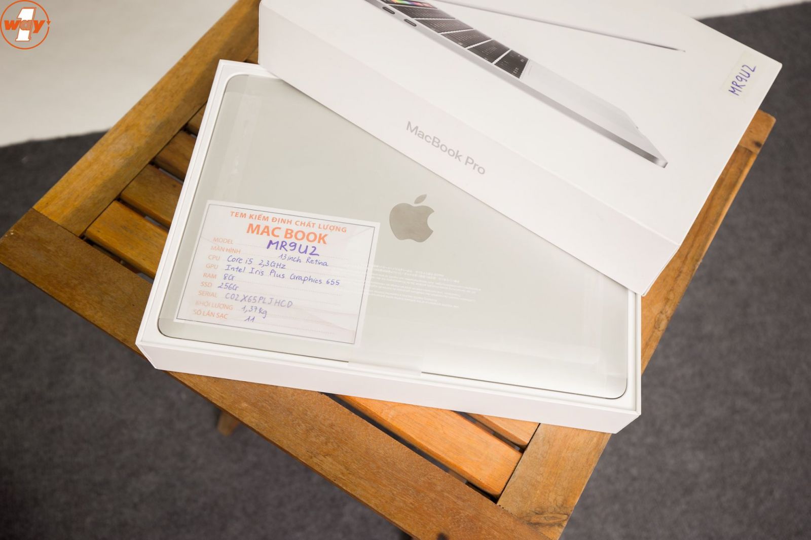 Xét về tổng thể thì phiên bản MacBook Pro 13 inch 2018 trong đó có sản phẩm MR9U2 có kích thước khá nhẹ, chỉ 1.37kg, và chỉ dày 1.49cm, tương tự với thế hệ 2017.