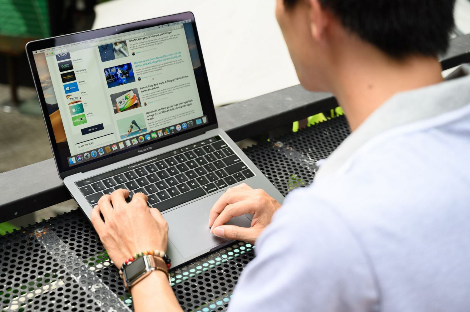 MacBook Pro MV992 13 inch cũ sở hữu cổng Thunderbolt 3 (USB-C) vẫn được trang bị cho MacBook Pro 2019 13 inch cũ với tốc độ đường truyền băng thông lên tới 40Gbps dùng để xuất hình ảnh 4K và 5K